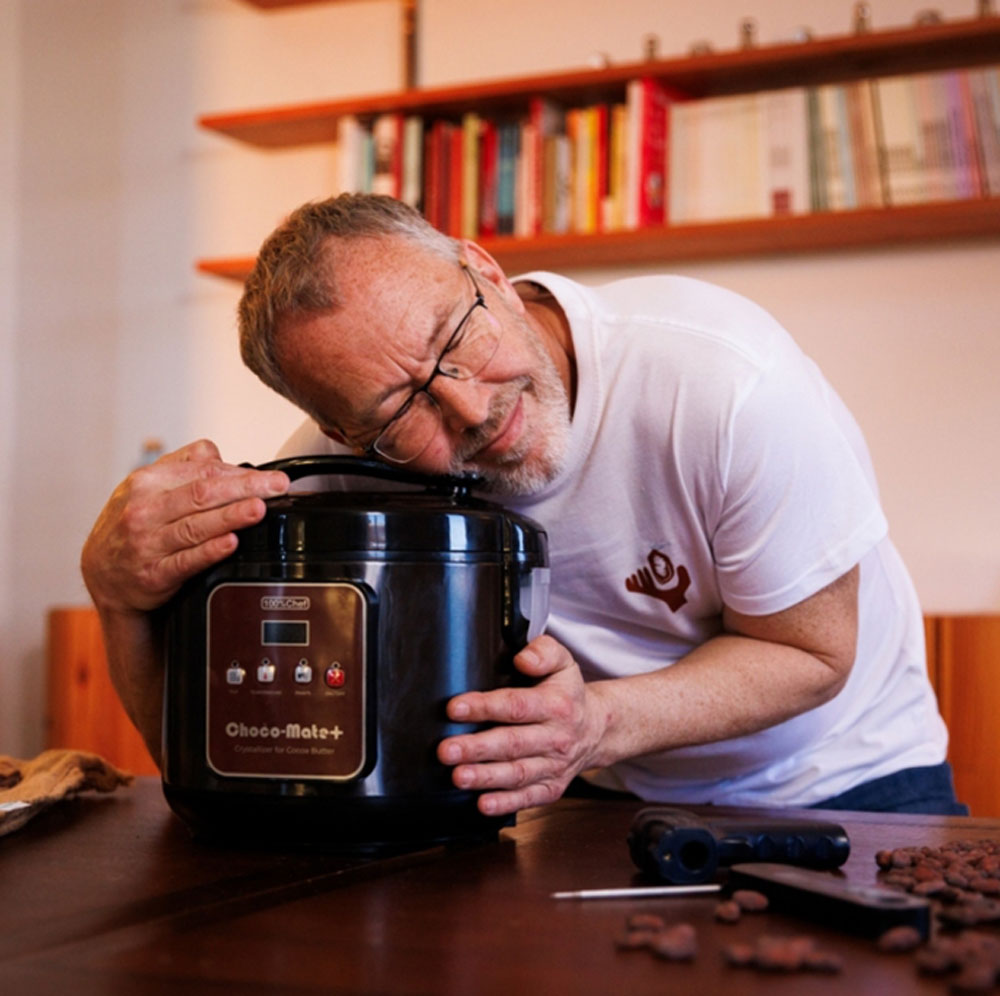 Damian Allsop al costat de ChocoMate, màquina d'atemperar xocolata dissenyada per facilitar un temperat precís i professional.