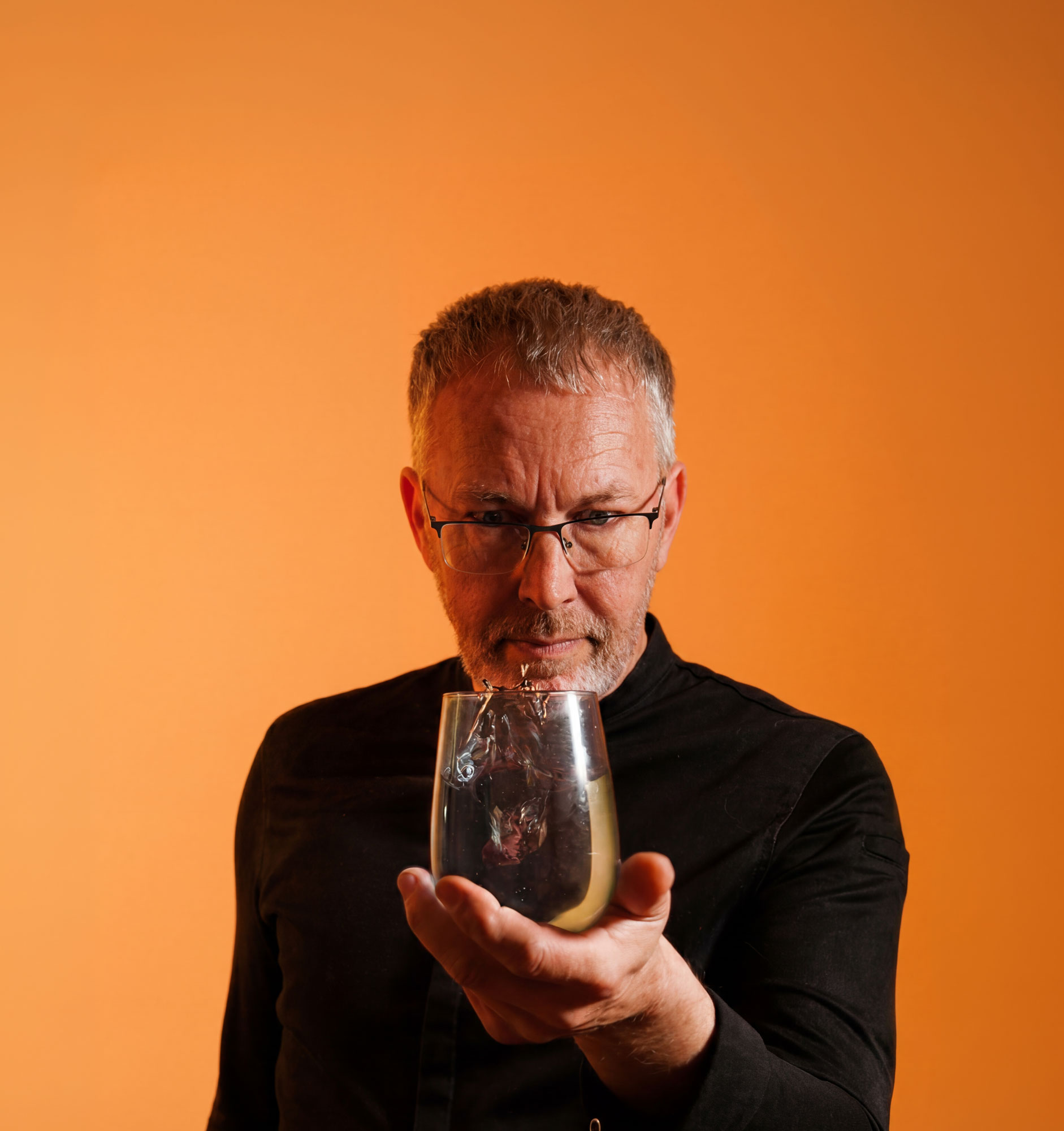 Damian Allsop realitzant una demostració creativa relacionada amb la ciència de la xocolata i la innovació gastronòmica.