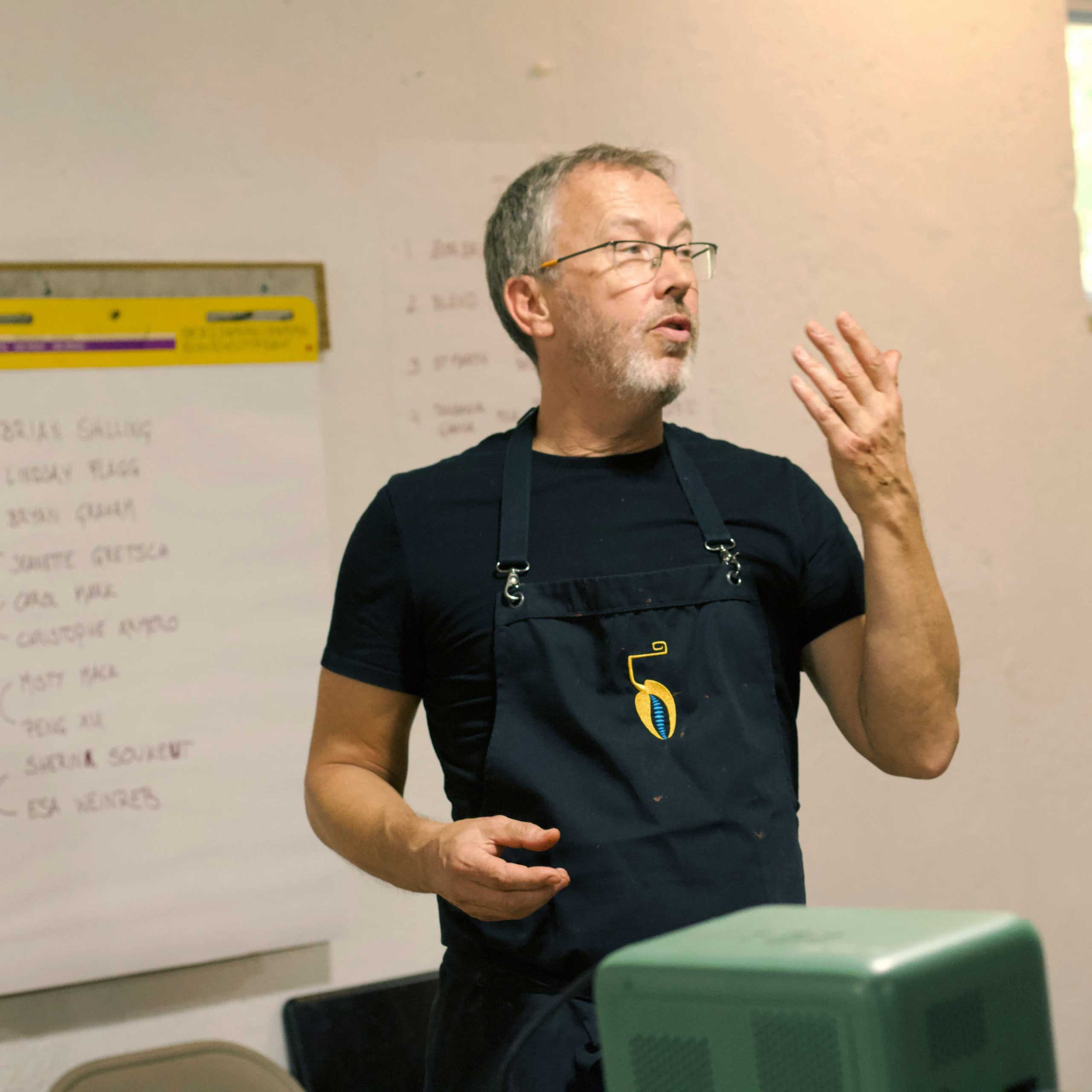 Mestre xocolater impartint un curs de xocolata i formació professional a alumnes.