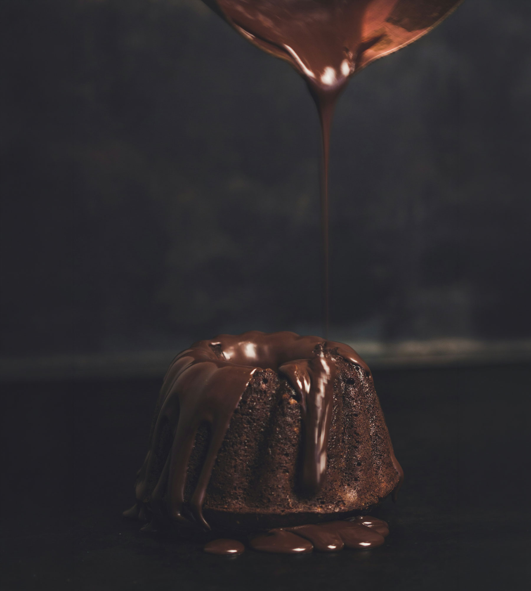 Postres de xocolata cobertes amb xocolata fosa, exemple de receptes amb xocolata i tècniques de xocolata professional.